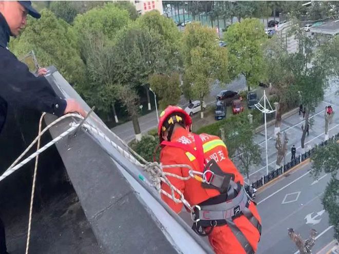 城市守护者面临的挑战与变革，坠落警察最新动态下的城市安全守护者角色重塑