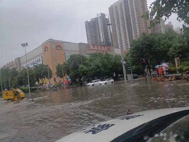 西安暴雨来袭，城市应对自然挑战的瞬间